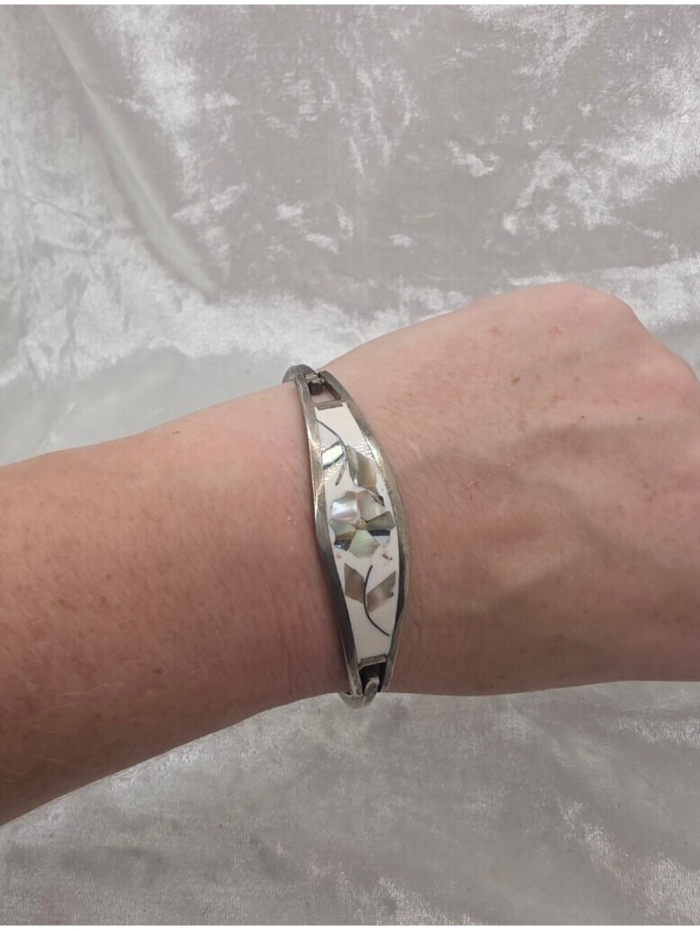 Vintage Mother of Pearl Floral Hinged Bangle Bracelet 6.5” Silver Tone